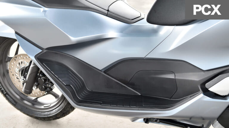 ホンダPCX|フットスペース|令和の原付二種HY戦争勃発?! ヤマハNMAX vs ホンダPCX〈#1 ディテール徹底比較〉
