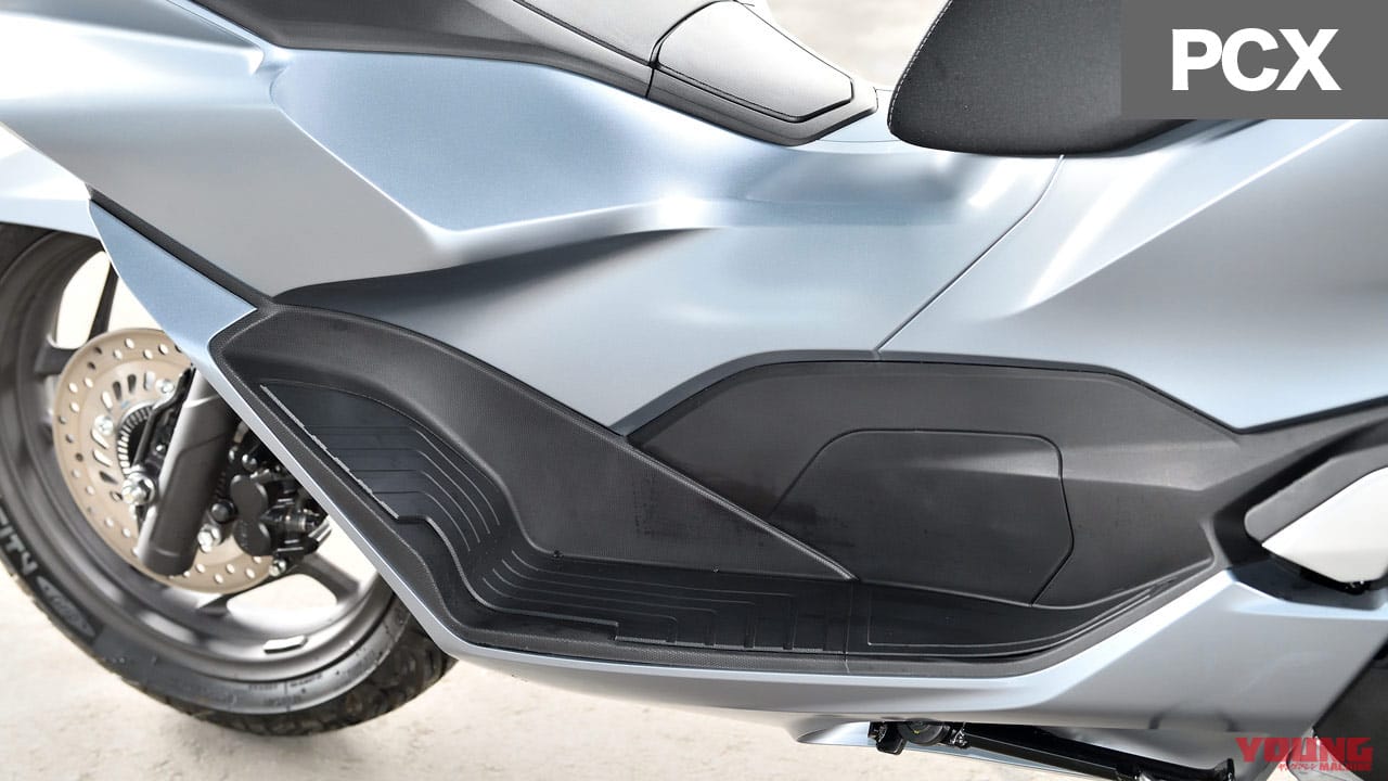 ホンダPCX|フットスペース|令和の原付二種HY戦争勃発?! ヤマハNMAX vs ホンダPCX〈#1 ディテール徹底比較〉