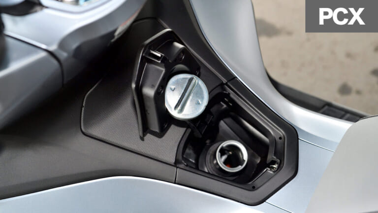 ホンダPCX|タンク|令和の原付二種HY戦争勃発?! ヤマハNMAX vs ホンダPCX〈#1 ディテール徹底比較〉