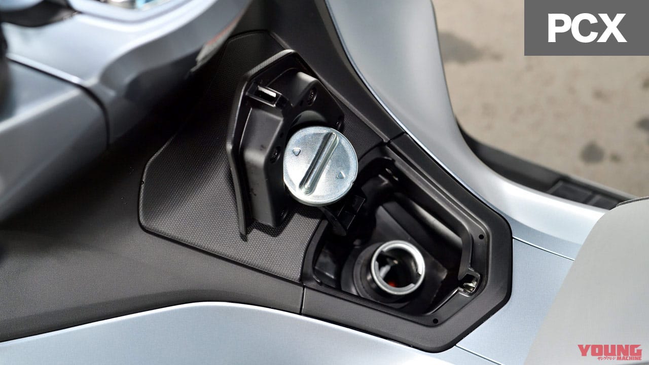 ホンダPCX|タンク|令和の原付二種HY戦争勃発?! ヤマハNMAX vs ホンダPCX〈#1 ディテール徹底比較〉
