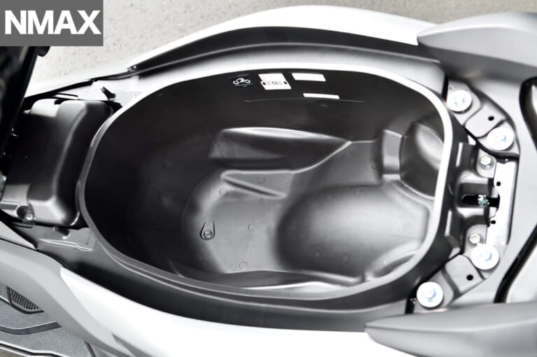 ヤマハNMAX|シート下トランク|令和の原付二種HY戦争勃発?! ヤマハNMAX vs ホンダPCX〈#1 ディテール徹底比較〉