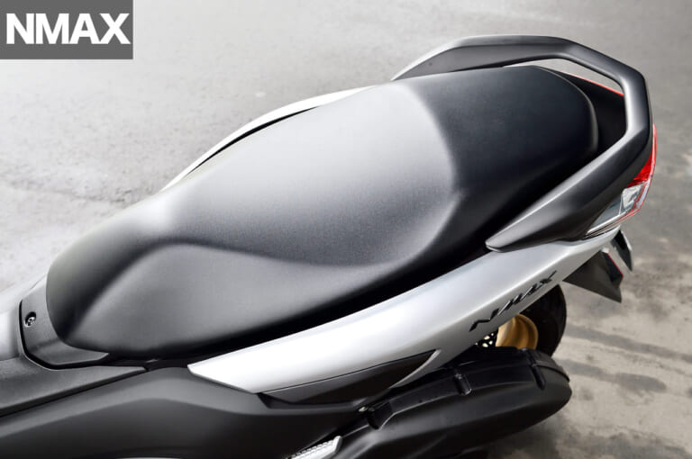 ヤマハNMAX|シート|令和の原付二種HY戦争勃発?! ヤマハNMAX vs ホンダPCX〈#1 ディテール徹底比較〉