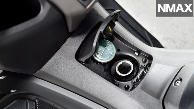 ヤマハNMAX|タンク|令和の原付二種HY戦争勃発?! ヤマハNMAX vs ホンダPCX〈#1 ディテール徹底比較〉