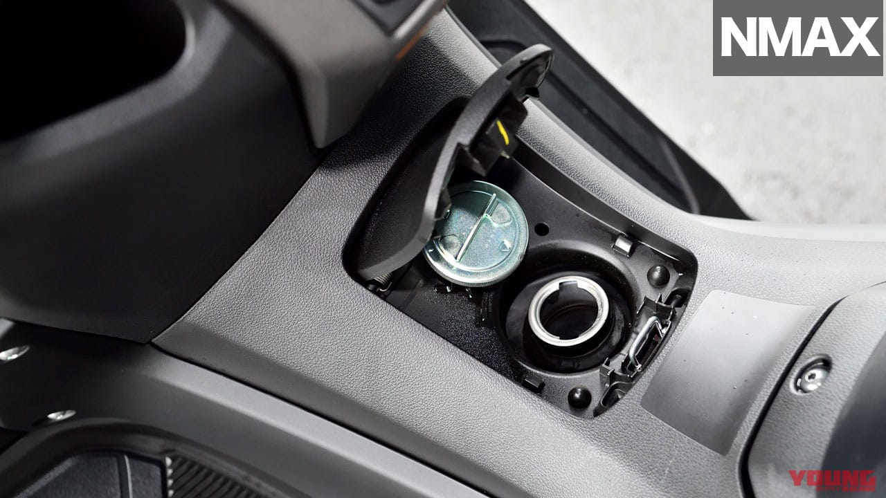 ヤマハNMAX|タンク|令和の原付二種HY戦争勃発?! ヤマハNMAX vs ホンダPCX〈#1 ディテール徹底比較〉