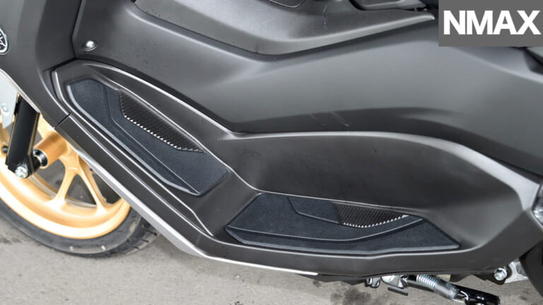 ヤマハNMAX|フットスペース|令和の原付二種HY戦争勃発?! ヤマハNMAX vs ホンダPCX〈#1 ディテール徹底比較〉