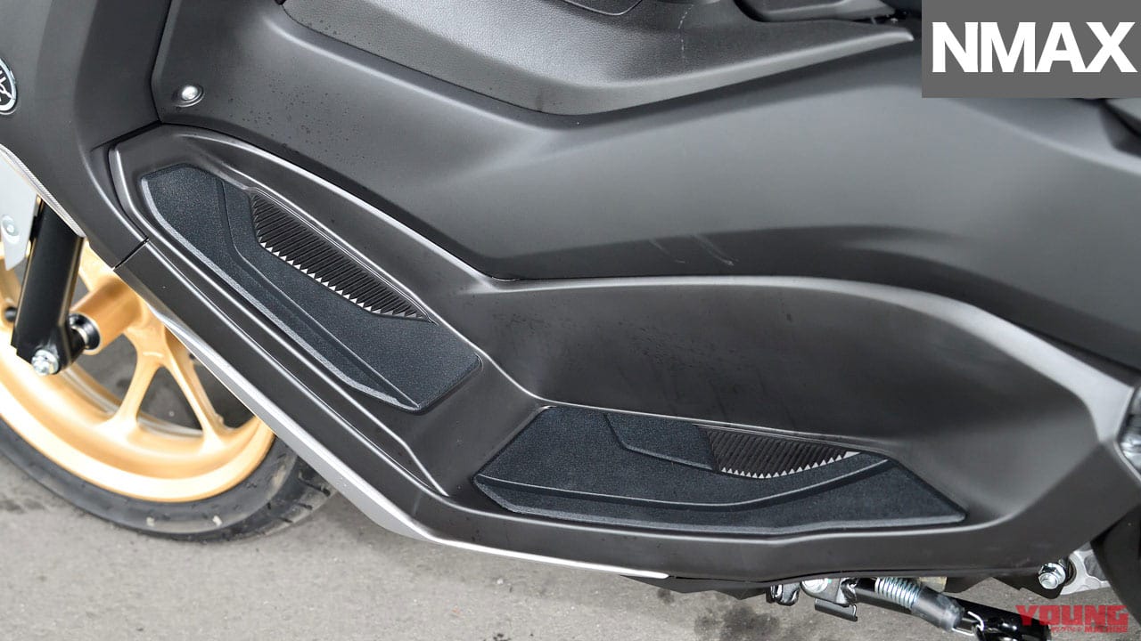 ヤマハNMAX|フットスペース|令和の原付二種HY戦争勃発?! ヤマハNMAX vs ホンダPCX〈#1 ディテール徹底比較〉