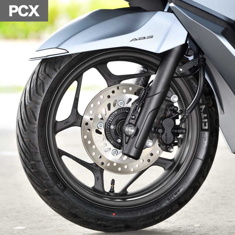 ホンダPCX|フロントまわり|令和の原付二種HY戦争勃発?! ヤマハNMAX vs ホンダPCX〈#1 ディテール徹底比較〉