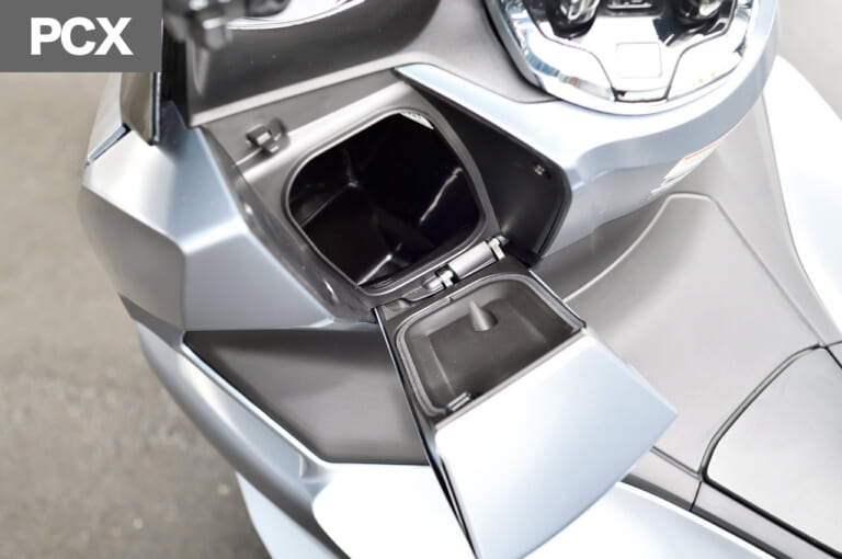 ホンダPCX|小物入れ|令和の原付二種HY戦争勃発?! ヤマハNMAX vs ホンダPCX〈#1 ディテール徹底比較〉
