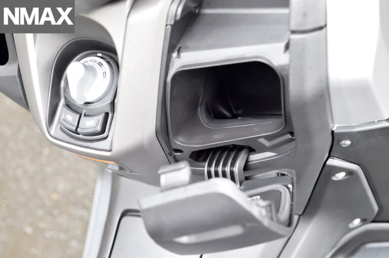 ヤマハNMAX|小物入れ|令和の原付二種HY戦争勃発?! ヤマハNMAX vs ホンダPCX〈#1 ディテール徹底比較〉