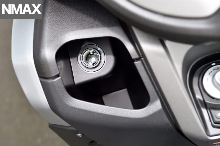 ヤマハNMAX|小物入れ|令和の原付二種HY戦争勃発?! ヤマハNMAX vs ホンダPCX〈#1 ディテール徹底比較〉