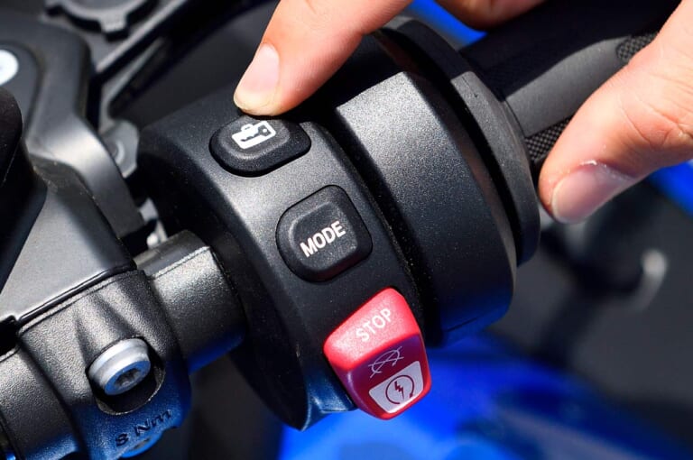 BMW R1250RT|パニアケース解錠ボタン|BMW R1250RT試乗インプレッション【先進デバイス満載で完成度を高めた舗装路の王者】