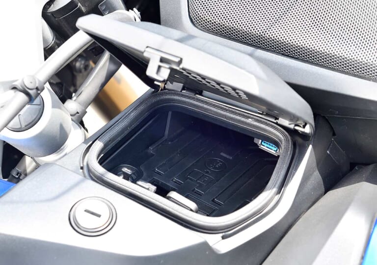 BMW R1250RT|カウル小物入れ|BMW R1250RT試乗インプレッション【先進デバイス満載で完成度を高めた舗装路の王者】