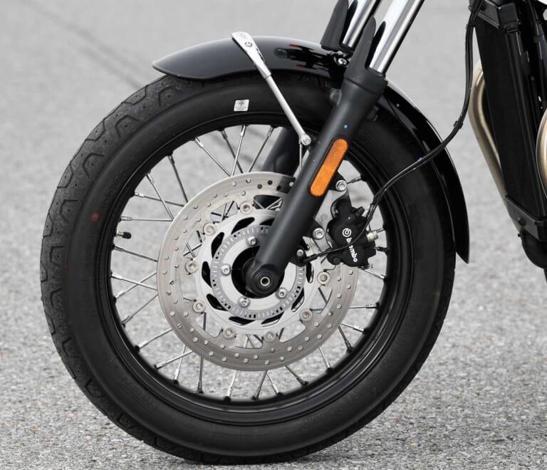 トライアンフ ボンネビルT100|サスペンション|ホイール|大型ビギナーに最適! トライアンフ ボンネビルT100試乗インプレッション【完成度の高いエンジンを搭載】