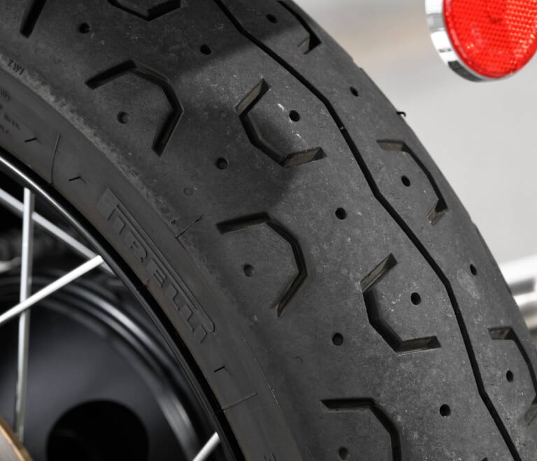 トライアンフ ボンネビルT100|ホイール|タイヤ|大型ビギナーに最適! トライアンフ ボンネビルT100試乗インプレッション【完成度の高いエンジンを搭載】