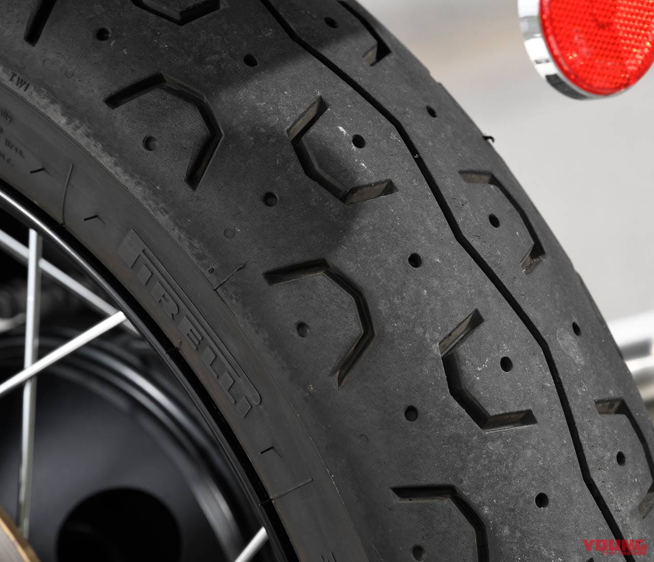 トライアンフ ボンネビルT100|ホイール|タイヤ|大型ビギナーに最適! トライアンフ ボンネビルT100試乗インプレッション【完成度の高いエンジンを搭載】