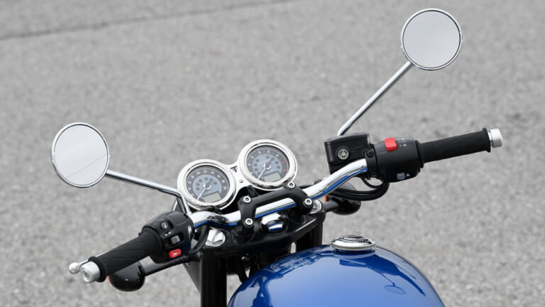 トライアンフ ボンネビルT100|メーター|コックピット|大型ビギナーに最適! トライアンフ ボンネビルT100試乗インプレッション【完成度の高いエンジンを搭載】