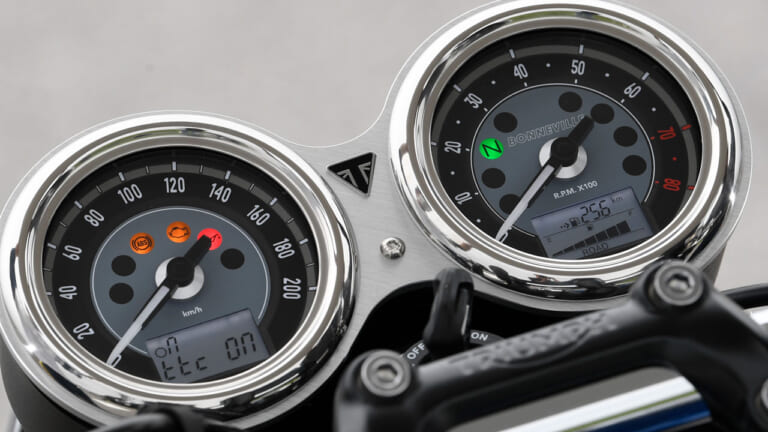 トライアンフ ボンネビルT100|メーター|大型ビギナーに最適! トライアンフ ボンネビルT100試乗インプレッション【完成度の高いエンジンを搭載】