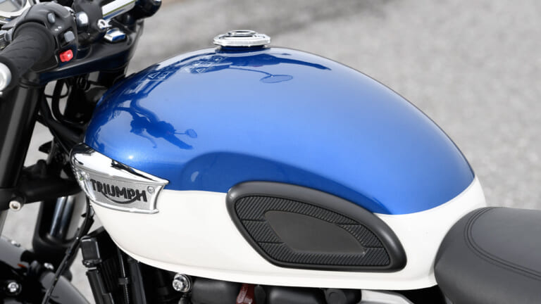 トライアンフ ボンネビルT100|燃料タンク|大型ビギナーに最適! トライアンフ ボンネビルT100試乗インプレッション【完成度の高いエンジンを搭載】