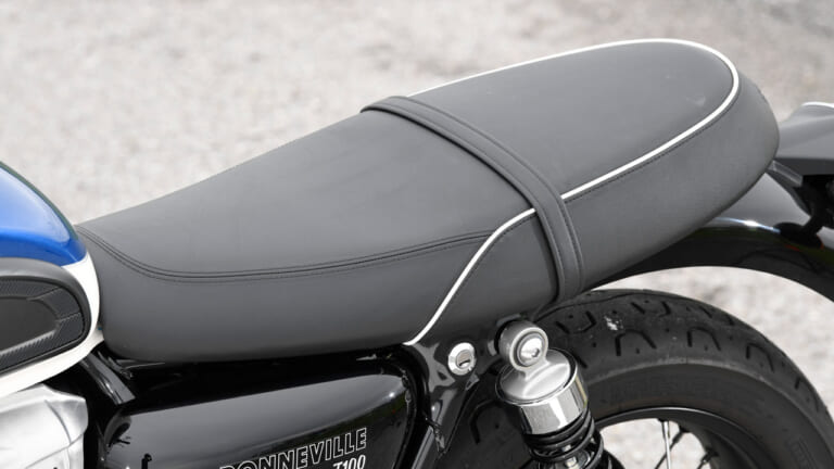 トライアンフ ボンネビルT100|シート|大型ビギナーに最適! トライアンフ ボンネビルT100試乗インプレッション【完成度の高いエンジンを搭載】