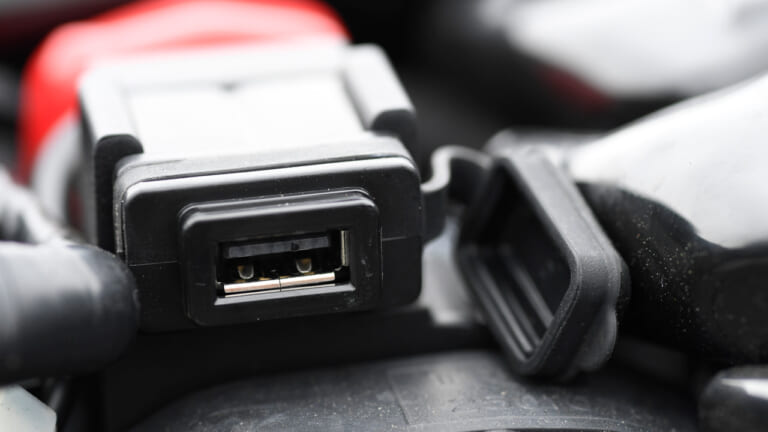 トライアンフ ボンネビルT100|USB電源ソケット|大型ビギナーに最適! トライアンフ ボンネビルT100試乗インプレッション【完成度の高いエンジンを搭載】