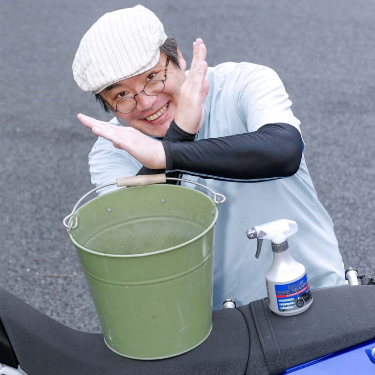 シュアラスター バイクシャンプー|希釈用バケツ不要|シュアラスター「バイクシャンプー」で洗車テスト【バイク専用! コレ1本で泥も油もオールOK】