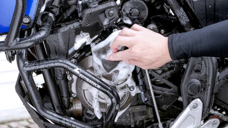 シュアラスター バイクシャンプー|スポンジ洗浄|シュアラスター「バイクシャンプー」で洗車テスト【バイク専用! コレ1本で泥も油もオールOK】