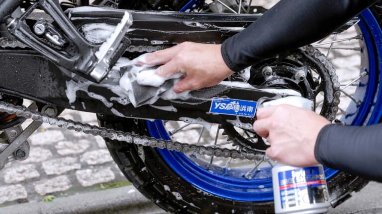 シュアラスター バイクシャンプー|スポンジ洗浄|シュアラスター「バイクシャンプー」で洗車テスト【バイク専用! コレ1本で泥も油もオールOK】