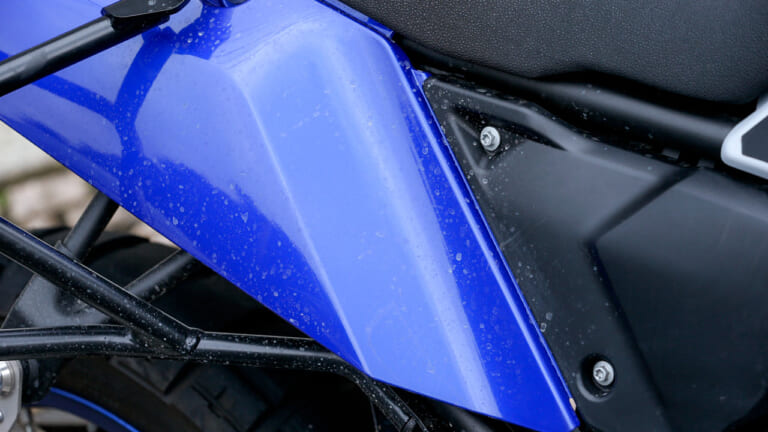 シュアラスター バイクシャンプー|ビフォア|シュアラスター「バイクシャンプー」で洗車テスト【バイク専用! コレ1本で泥も油もオールOK】