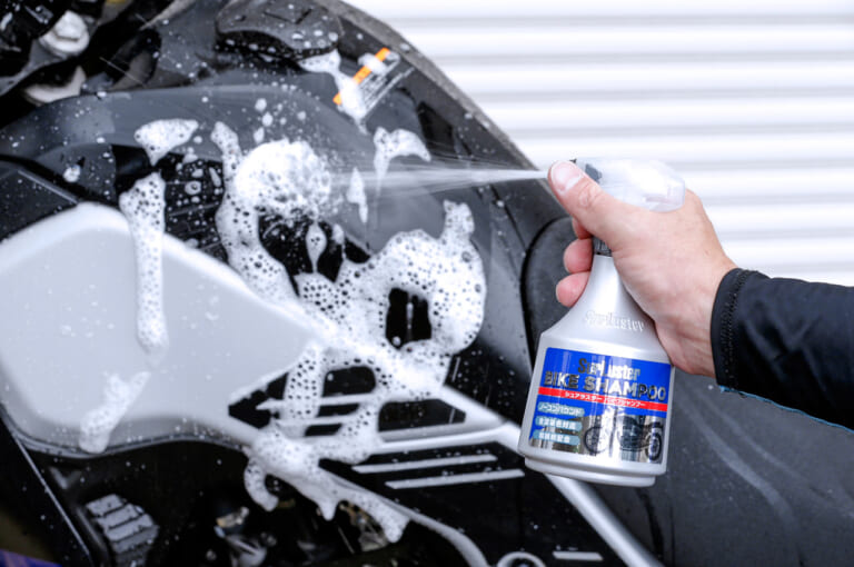 シュアラスター バイクシャンプー|全体にスプレー|シュアラスター「バイクシャンプー」で洗車テスト【バイク専用! コレ1本で泥も油もオールOK】