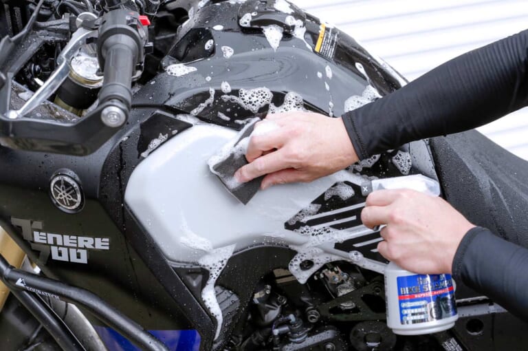 シュアラスター バイクシャンプー|スポンジ洗浄|シュアラスター「バイクシャンプー」で洗車テスト【バイク専用! コレ1本で泥も油もオールOK】