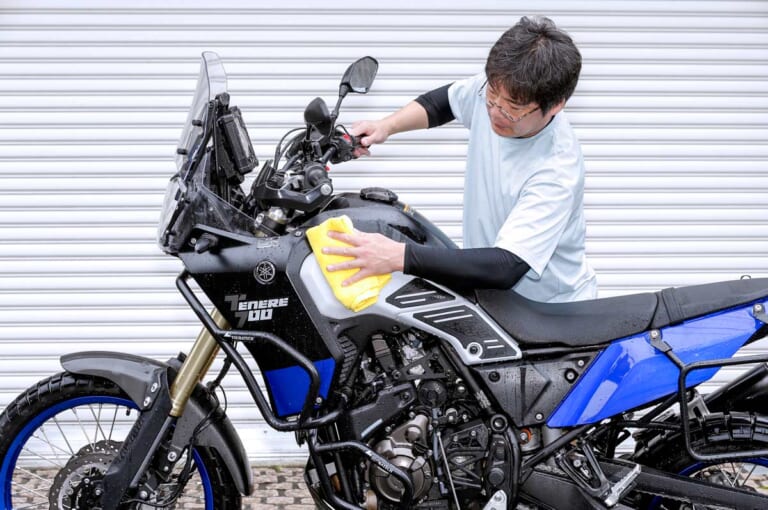 シュアラスター バイクシャンプー|水分拭き取り|シュアラスター「バイクシャンプー」で洗車テスト【バイク専用! コレ1本で泥も油もオールOK】