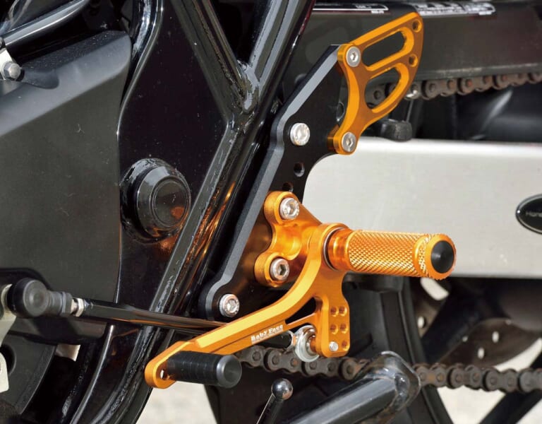 ホンダCB400SF|ベビーフェイス|パフォーマンスステップキット|ロングセラー4気筒・ホンダCB400SFをカスタム! ベビーフェイスのパーツでパフォーマンスアップ