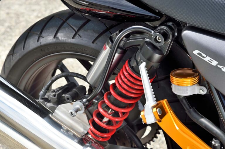 ホンダCB400SF|ベビーフェイスカスタム|サイレンサーハンガー|ロングセラー4気筒・ホンダCB400SFをカスタム! ベビーフェイスのパーツでパフォーマンスアップ