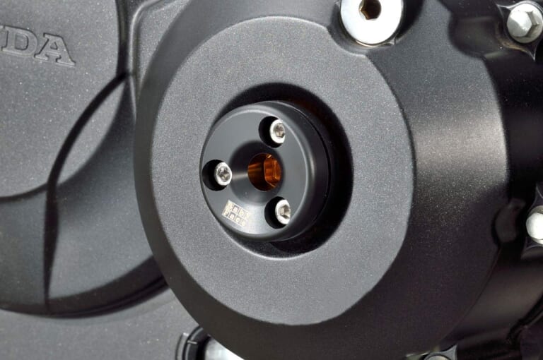 ホンダCB400SF|ベビーフェイスカスタム|タイミングホールプラグ|ロングセラー4気筒・ホンダCB400SFをカスタム! ベビーフェイスのパーツでパフォーマンスアップ