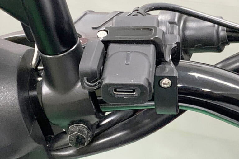 キジマ|USBポートキット シングル ハンドルクランプタイプC|USBポート シングル タイプC 18W クランプ式 PD3.0/QC4+|ハンドルバーにコンパクト装着! 急速充電に対応したUSB-C電源ポート〈キジマ〉