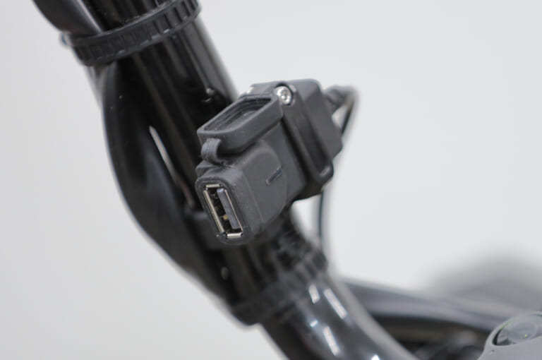 キジマ|USBポートキット シングル ハンドルクランプタイプA|USBポート シングル USB-A 5V2.8A クランプ式 QC3.0|ハンドルバーにコンパクト装着! 急速充電に対応したUSB-C電源ポート〈キジマ〉