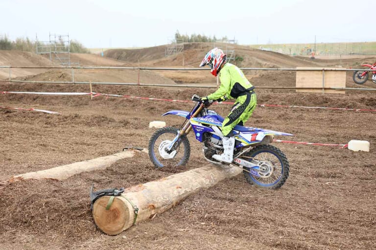 丸太セクション|2連丸太|丸太攻略|オフロードテクニック|連続丸太セクションの攻略法〈渡辺学のオフロードライディング指南|前編〉