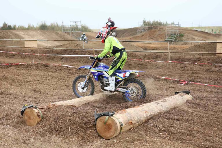 丸太セクション|2連丸太|丸太攻略|オフロードテクニック|連続丸太セクションの攻略法〈渡辺学のオフロードライディング指南|前編〉