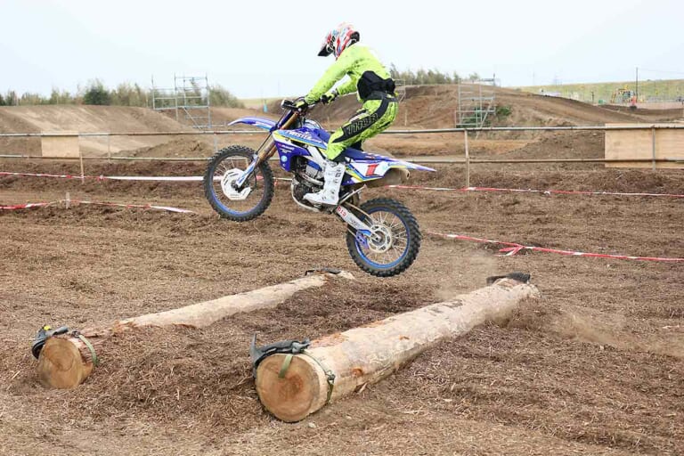 丸太セクション|2連丸太|丸太攻略|オフロードテクニック|連続丸太セクションの攻略法〈渡辺学のオフロードライディング指南|前編〉