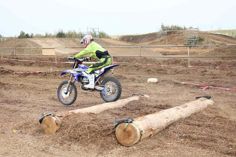 丸太セクション|2連丸太|丸太攻略|オフロードテクニック|連続丸太セクションの攻略法〈渡辺学のオフロードライディング指南|前編〉