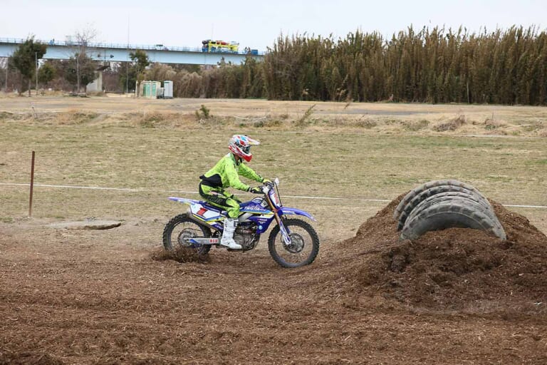 タイヤセクション|半分埋まったタイヤ|タイヤ攻略|オフロードテクニック|連続丸太セクションの攻略法〈渡辺学のオフロードライディング指南|前編〉