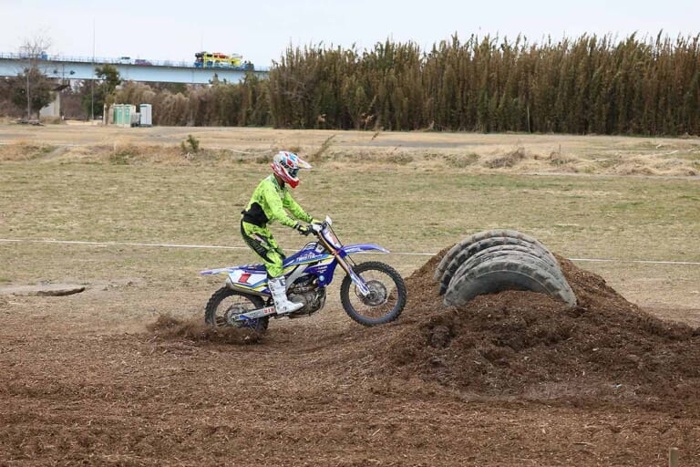 タイヤセクション|半分埋まったタイヤ|タイヤ攻略|オフロードテクニック|連続丸太セクションの攻略法〈渡辺学のオフロードライディング指南|前編〉