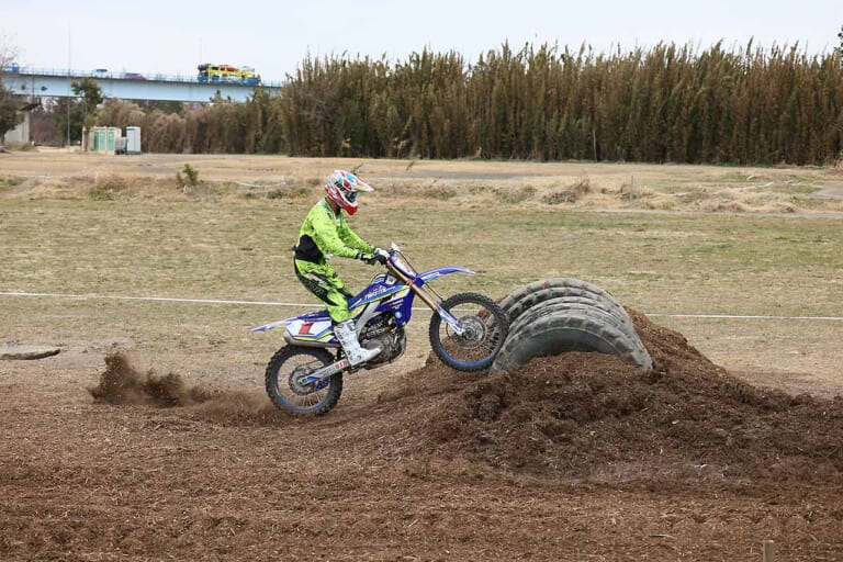 タイヤセクション|半分埋まったタイヤ|タイヤ攻略|オフロードテクニック|連続丸太セクションの攻略法〈渡辺学のオフロードライディング指南|前編〉