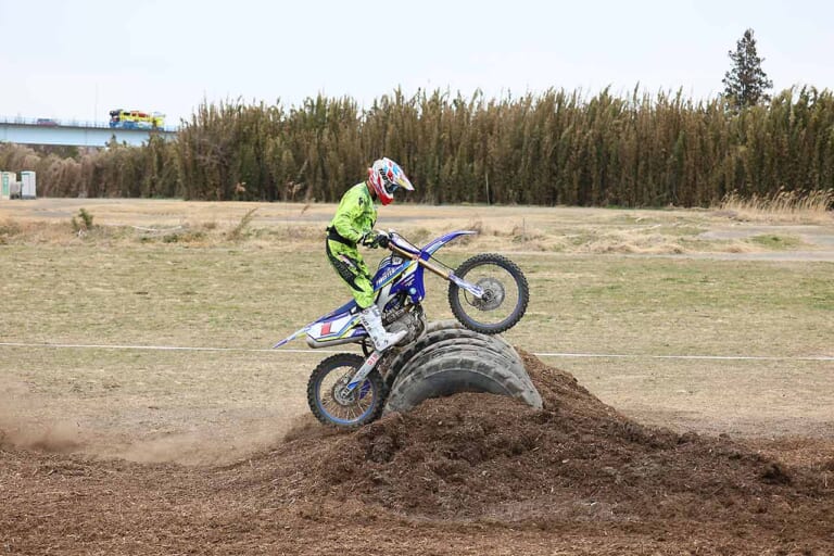 タイヤセクション|半分埋まったタイヤ|タイヤ攻略|オフロードテクニック|連続丸太セクションの攻略法〈渡辺学のオフロードライディング指南|前編〉