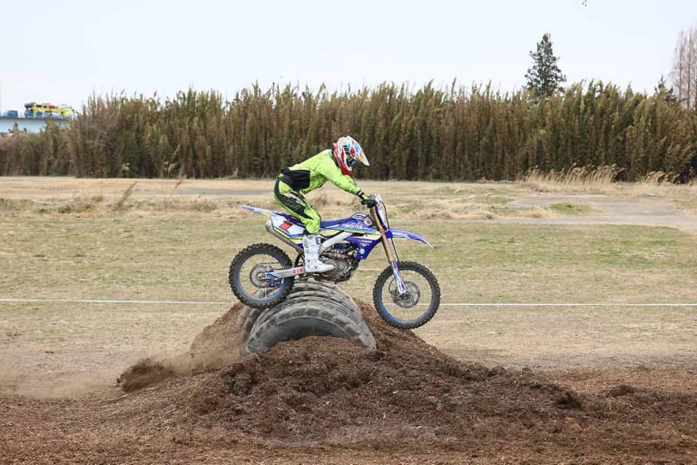 タイヤセクション|半分埋まったタイヤ|タイヤ攻略|オフロードテクニック|連続丸太セクションの攻略法〈渡辺学のオフロードライディング指南|前編〉