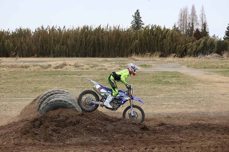 タイヤセクション|半分埋まったタイヤ|タイヤ攻略|オフロードテクニック|連続丸太セクションの攻略法〈渡辺学のオフロードライディング指南|前編〉