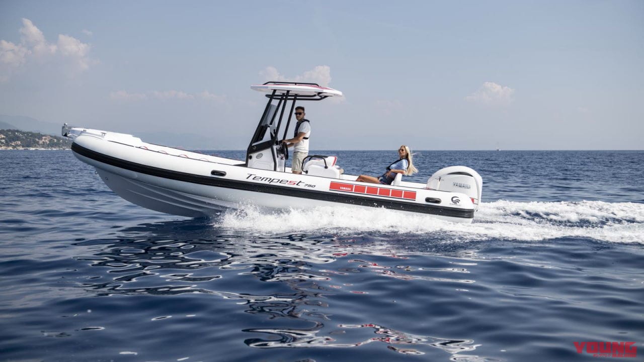 YAMAHA TEMPEST 750 GP Anniversary Edition|ヤマハの白赤60周年祭り! WGPのレジェンドカラー、お次はボートだ……!?