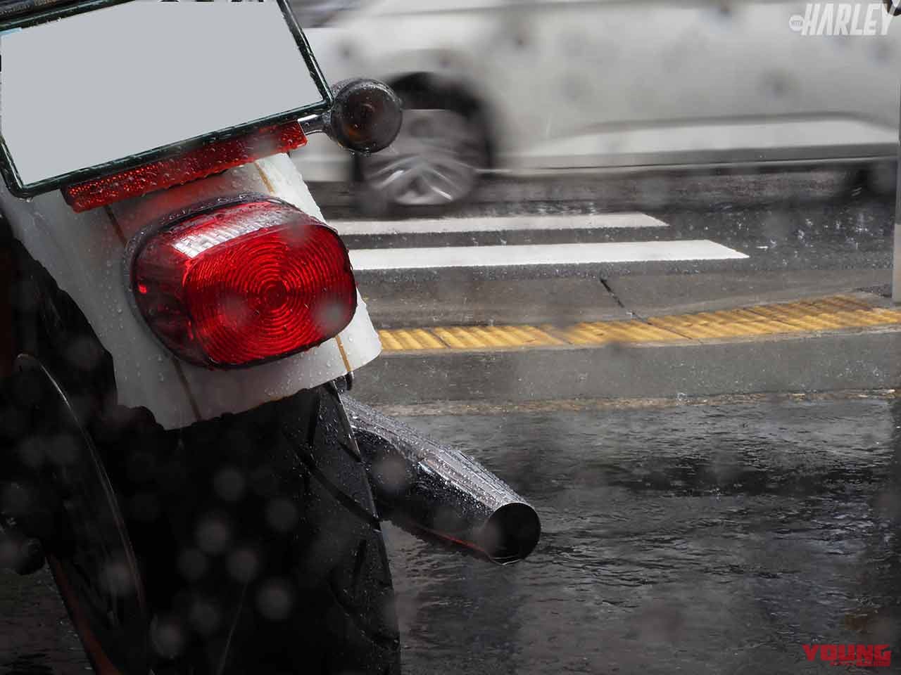 雨に濡れるハーレー|あなたの地域は大丈夫? 未曾有の水害に備えよう! 業界初・ハーレーのための⽔災補償が登場〈HARLEY|車両+盗難保険™〉