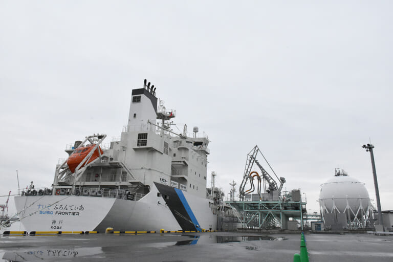 川崎重工|岩谷産業|荷役実証ターミナル|すいそ ふろんてぃあ|液化水素タンク|水素仲間が日本を救う!? トヨタ&カワサキが実験中の壮大すぎる野望とは?