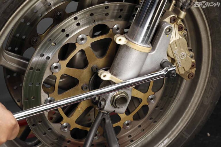 ロングスピンナ|使用例|バイク整備工具は適材適所がキモ。72歯ラチェット&スリムでコンパクトなソケット群〈コーケン〉